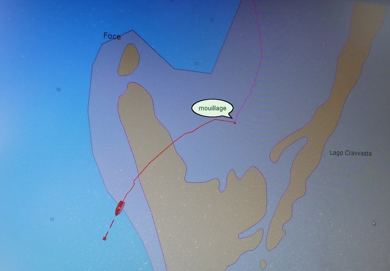 Trace du bateau sur l'écran GPS. En fait le mouillage était beaucoup plus près de la cote, ce que n'indique pas la trace. Et ce n'est pas un problème de positionnement GPS !