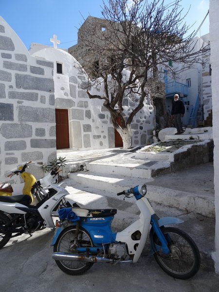 à la Hora d'Astypalaia, chapelles minuscules et brochettes des petites motos omniprésentes