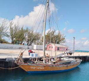 Bahamas, île Acklins, Matthew townVoilier de transport haïtien, sans moteur, chaud les manœuvres dans le port ! 