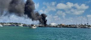 Bahamas, Great Abaco islandun bateau en feu !!!