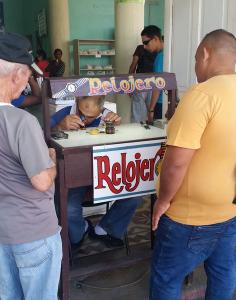 Cienfuegos : les petits métiers : réparateurs de montre à 2 balles 