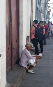 Cienfuegos : les petits métiers : vendeuse  de sacs plastique