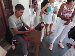 Cienfuegos : les petits métiers : rechargeur en gaz et remplacement des molettes de briquets jetables 