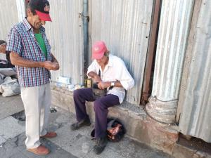 Cienfuegos : les petits métiers : vendeur  de cigarettes à l'unité 