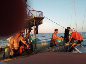 Ceux là voulaient que l'on s’amarre à eux pour passer la nuit 