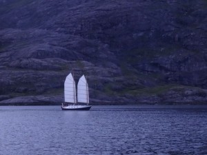 33 Loch Scavaig- une jonque sort dans la demi pénombre