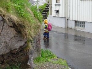 Enfant des Lofoten rentrant de l'école en ...juin