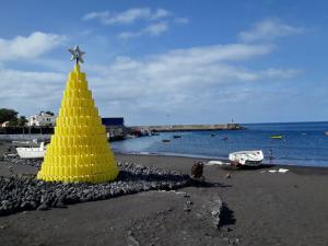 Tarrafal, le sapin de Noël de l'usine de thon en  boite, en bidons d'huile 
