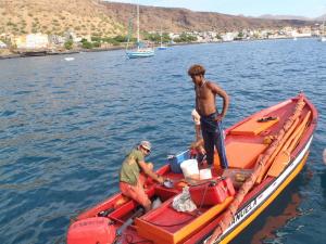 Tarrafal vente de poisson au bateau