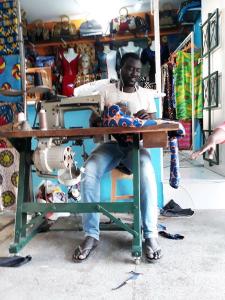 Mindelo, Boubacar fabrique un blouson pour Nina