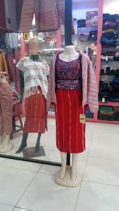 Nebaj, même dans les boutiques modernes, le corte traditionnel reste de mise