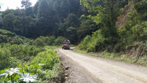 Nebaj, chicken bus sur piste