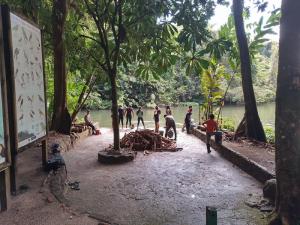 rio dulce, les jeunes mayas q'eqchi' en fomation tourisme par l'association Ak'Tenamit