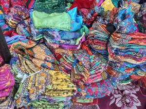 Uspantan, les huipils arborent moult dentelles et véroteries ;