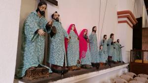 Santiago Atitlan, dans l'église les vêtements des Saints des différentes cofradias religieuses sont changés tous les jours . 