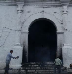 Chichicastenango encensoirs sur le parvis de l'église