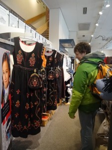 vêtements traditionelsen magasin