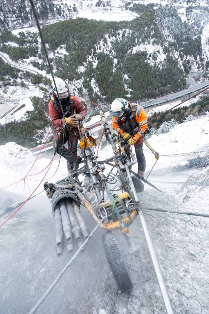 Falaise de la Praz en maurienne - Un chantier inédit avec des cordistes engagés
